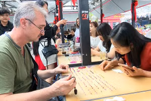 Chương trình thu hút đông đảo du khách trong và ngoài nước tham gia.