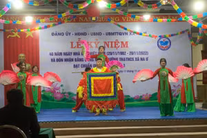 Tiết mục văn nghệ do học sinh nhà trường biểu diễn nhân kỷ niệm 40 năm Ngày Nhà giáo Việt Nam.