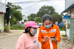 Cán bộ Công ty Điện lực Điện Biên phổ biến với khách hàng.