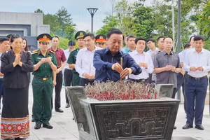 Phó Thủ tướng Trần Hồng Hà cùng các đại biểu đến dâng hương tại Đền thờ liệt sĩ Chiến trường Điện Biên Phủ.