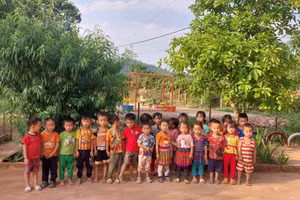 Học sinh trường Mầm non Huổi Lếch chụp ảnh lưu niệm.