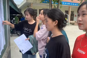 Thí sinh kiểm tra thông tin cá nhân tại kỳ thi tốt nghiệp THPT năm 2023.