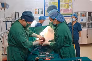 Bé gái chào đời trong niềm hạnh phúc của gia đình và tập thể y, bác sỹ.