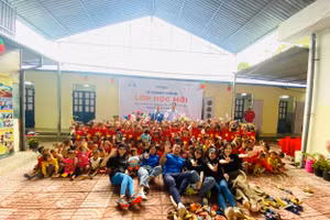 Các đại biểu chụp ảnh lưu niệm cùng học sinh vùng cao.