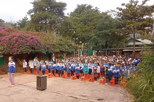 Học sinh toàn trường trong buổi chào cờ đầu tuần.