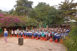 Học sinh toàn trường trong buổi chào cờ đầu tuần.