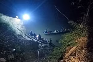 Lực lượng chức năng và nhân dân địa phương nỗ lực tìm kiếm thi thể nạn nhân bị đuối nước.