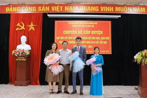 Cô Nguyễn Thị Chuyên (áo dài xanh) trong buổi thực hiện Chuyên đề cấp huyện về dạy học lớp ghép.