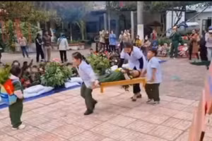 Các bé "hóa thân" thành chú bộ đội, bác sỹ quân y.