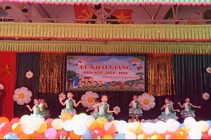 Tiết mục văn nghệ do học sinh nhà trường biểu diễn.