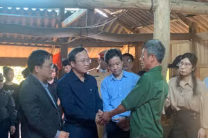 Đoàn công tác của Ủy ban An toàn giao thông Quốc gia và lãnh đạo huyện Mường Ảng thăm hỏi thân nhân những người gặp nạn.