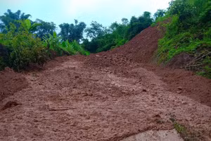 Hàng nghìn hộ dân ở Mường Nhé bị cô lập do sạt lở gây ách tắc giao thông.