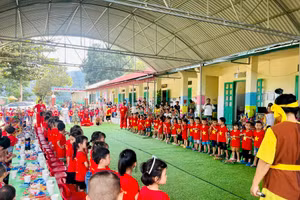 Toàn trường vui Tết Trung thu.