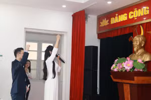 7 học sinh ưu tú của Trường THPT Kim Liên ở Hà Nội được kết nạp Đảng