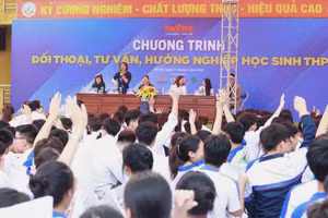 Hàng nghìn học sinh ở huyện Phú Xuyên (Hà Nội) tham gia Ngày hội tư vấn tuyển sinh.