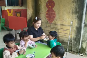 Giáo dục mầm non ở các huyện miền núi của Quảng Ngãi còn nhiều khó khăn.