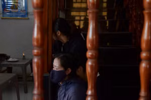 Người thân ngất lịm bên thi thể 2 mẹ con bà Xã và con gái.