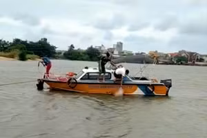 Lực lượng tìm kiếm thi thể các nạn nhân.