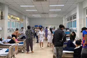 Các học sinh đang được bác sĩ chăm sóc tại Khoa Cấp cứu Bệnh viện Sản - Nhi Quảng Ngãi.