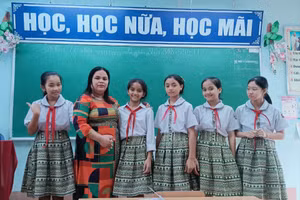 Cô Đinh Thị Hinh là giáo viên người Ca Dong duy nhất tại trường.