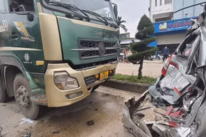 Cú tông mạnh khiến phần đuôi xe ô tô 7 chỗ bị hư hỏng, người ngồi trong xe bị thương.