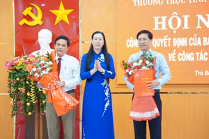 Bà Bùi Thị Quỳnh Vân, Bí thư Tỉnh ủy Quảng Ngãi trao quyết định, tặng hoa chúc mừng ông Đặng Minh Thảo (bên phải) và ông Nguyễn Văn Dũng (bên trái).