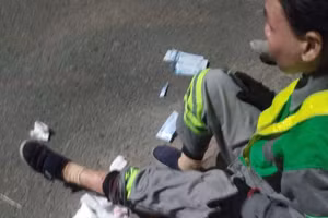 Hai nữ công nhân môi trường bị hành hung và bắn khi đang làm việc. Ảnh S.X