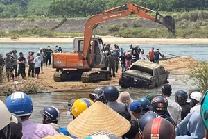 Chiếc xe cúng thi thi ông T. được trục vớt vào trưa 18/6. Ảnh CQCA.