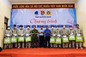 Ban tổ chức trao quà cho những phạm nhân cải tạo tốt.