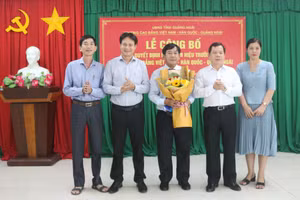 Ông Võ Đình Tá nhận quyết định bổ nhiệm và hoa chúc mừng từ Chủ tịch UBND tỉnh Quảng Ngãi.