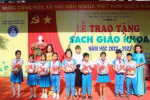 Những bộ sách được các trường trao tại lễ bế giảng năm học.
