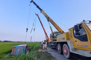 Các phương tiện cứu hộ xe khách bị lật dưới ruộng.