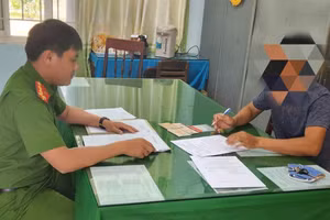 Cơ quan công an làm việc với đối tượng sử dụng bằng lái xe giả. Ảnh CQCA.