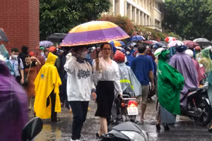 Chiều ngày 9/6, các thí sinh Quảng Ngãi cùng phụ huynh chật vật ra về dưới mưa.