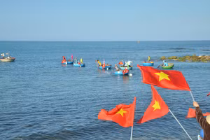 Giải đua thuyền thúng lần đầu tiên được tổ chức tại xã Bình Hải.