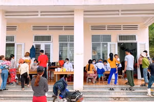 Ngành Y tế khám, cấp phát thuốc cho người dân thôn Tang tại điểm trường Tiểu học.