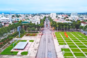 Quảng trường Phạm Văn Đồng (TP Quảng Ngãi) điểm đầu của cung đường chạy. (Ảnh Trần Tươi)