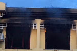 Ngọn lửa bùng phát dữ dội gây thiệt hại dãy phòng hiệu bộ Trường THCS Phổ Thạnh. Ảnh CQCA.