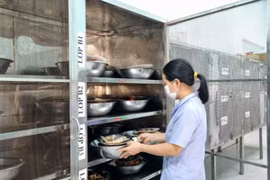 Nhân viên cấp dưỡng việc nhiều, thu nhập thấp.