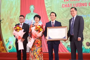 Lãnh đạo Trường ĐH Phạm Văn Đồng đón nhận giấy chứng nhận kiểm định chất lượng cơ sở giáo dục chu kỳ 2.