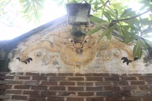 Hổ phù cách điệu hoa sen tại đình Kim Liên.