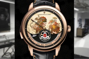 Hình ảnh Hai Bà Trưng và chim khổng tước trên đồng hồ Christophe Claret.