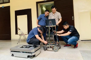 TS Ngô Mạnh Tiến và sản phẩm robot dạng người.