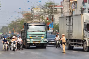 Lực lượng CSGT dừng xe 'hồ vồ' để kiểm tra tải trọng.