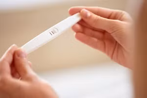 Làm mẹ sớm khiến trẻ dễ bị căng thẳng và khủng hoảng tâm lý. Ảnh minh họa