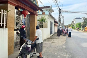 Những ngày qua, người dân vẫn tập trung trước cổng nhà bà L. để đòi tiền, tuy nhiên cánh cổng sắt vẫn đóng im lìm.