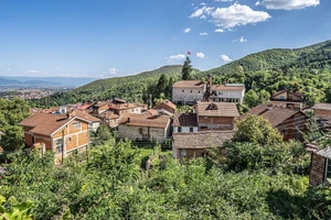 Làng Vevčani tựa lưng vào dãy núi Jablanica. Ảnh: Richard Collett, Bbc.com