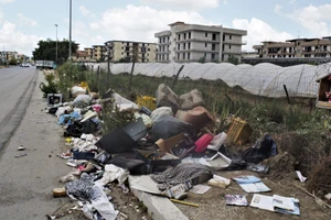 Rác thải tràn ngập tại Naples, Italy.