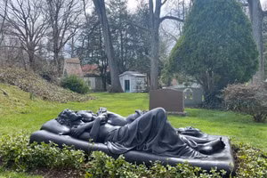 Đài tưởng niệm hôn nhân.