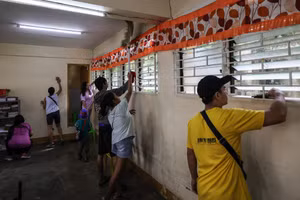 Giáo viên Philippines lau dọn phòng học để đón học sinh trở lại trường.